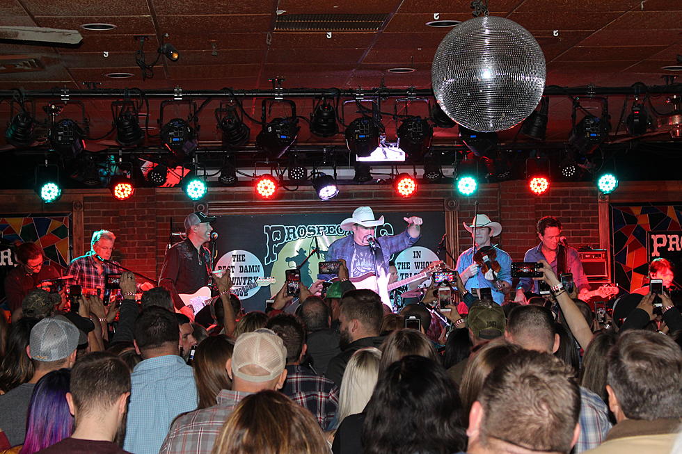 Coverage of Garth Brooks&#8217; Dive Bar Show in South Jersey