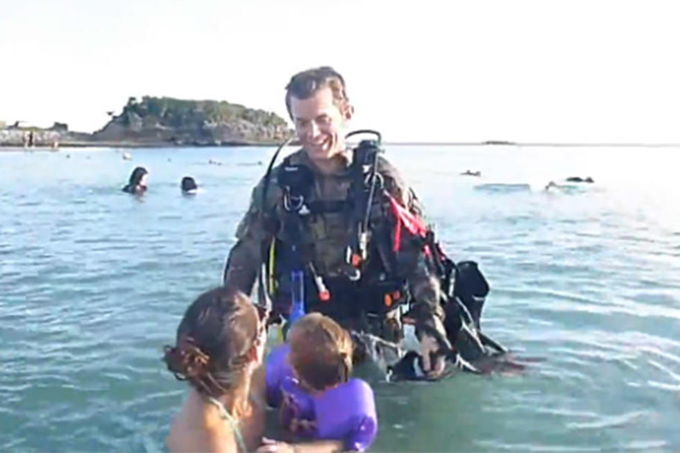 Scuba Diving Solider Surprises Family on Vacation [VIDEO]