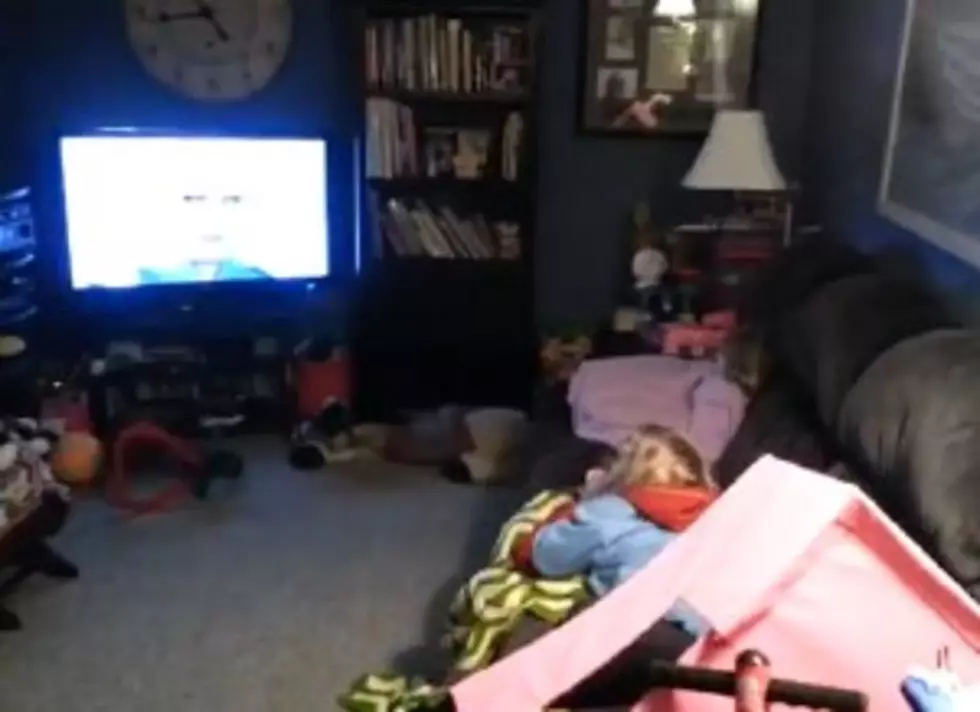 The &#8216;Frozen&#8217; Interruption: A Desperate Attempt to Get Kids to Stop Watching Movie [VIDEO]
