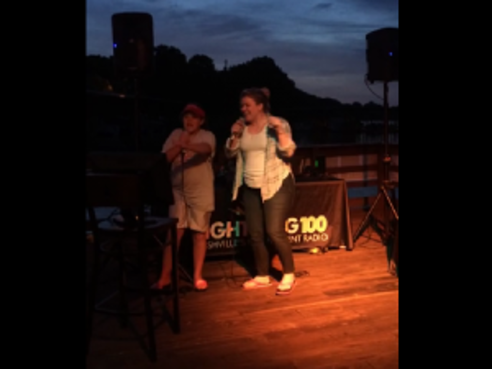 Kelly Clarkson Sings Karaoke With Young Fan  [VIDEO]