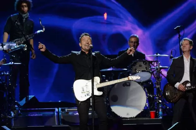 Paul McCartney Surprises The Boss Live on Stage [VIDEO]