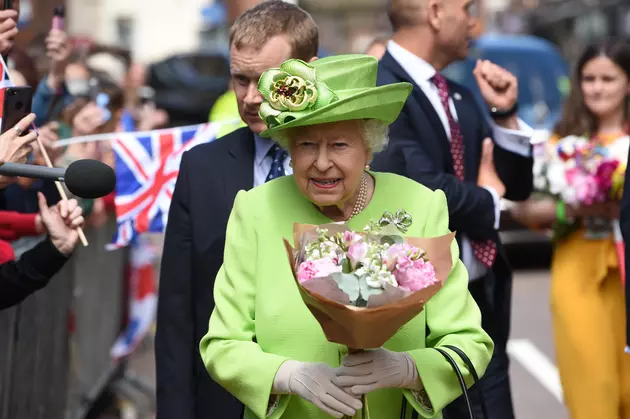 REVEALED: This Is Why Queen Elizabeth Always Wears Bright Colors Gabbing With Guida