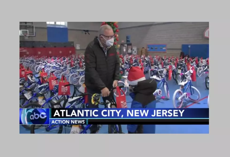 Ron Jaworski Plays Santa With 200 Bikes at AC Boys &#038; Girls Club