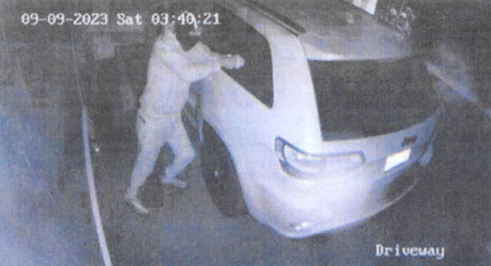 Suspects Caught On Camera Breaking Into Car in Margate