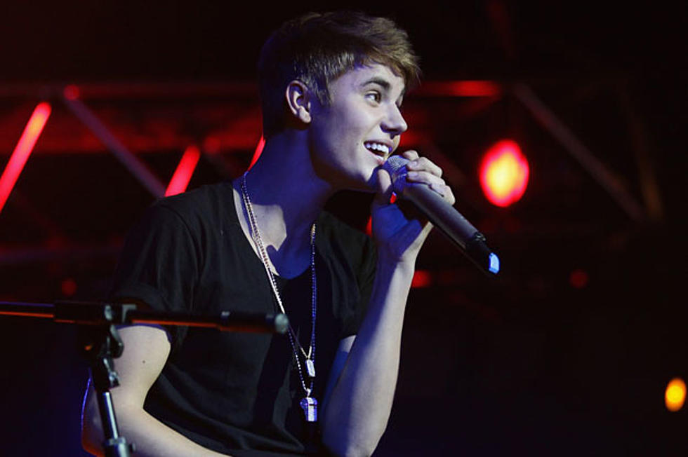 Justin Bieber Serenades 300,000 Beliebers