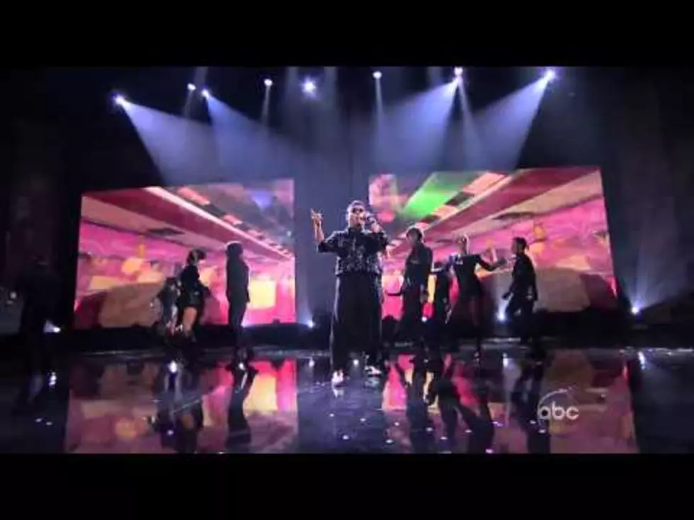 MC Hammer Goes Gangnam Style at AMA&#8217;s [VIDEO]