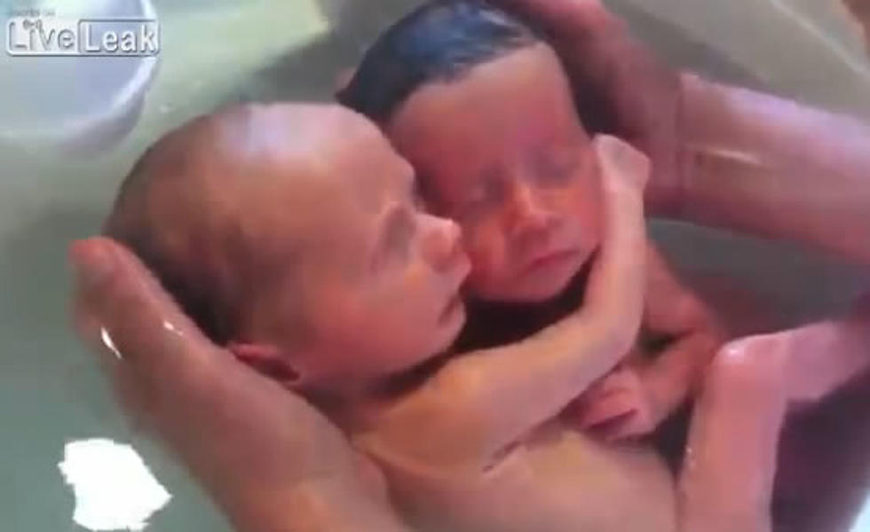 Heartwarming Video of Twins Who Won&#8217;t Let Go After Birth