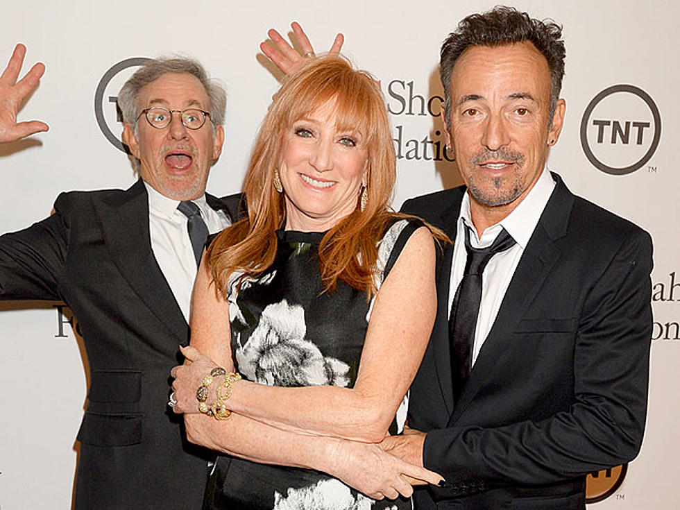 Steven Spielberg Tries Out Photo-Bombing