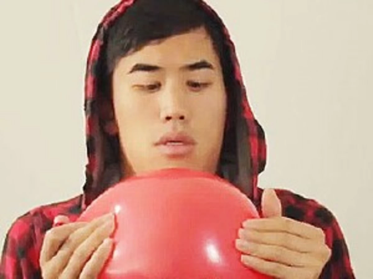 Watch Musician Play '99 Red Balloons' with Only Red Balloons [VIDEO]