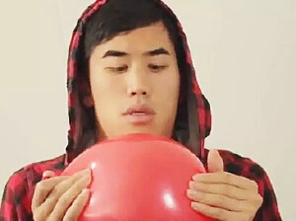 Watch Musician Play ’99 Red Balloons’ with Only Red Balloons [VIDEO]