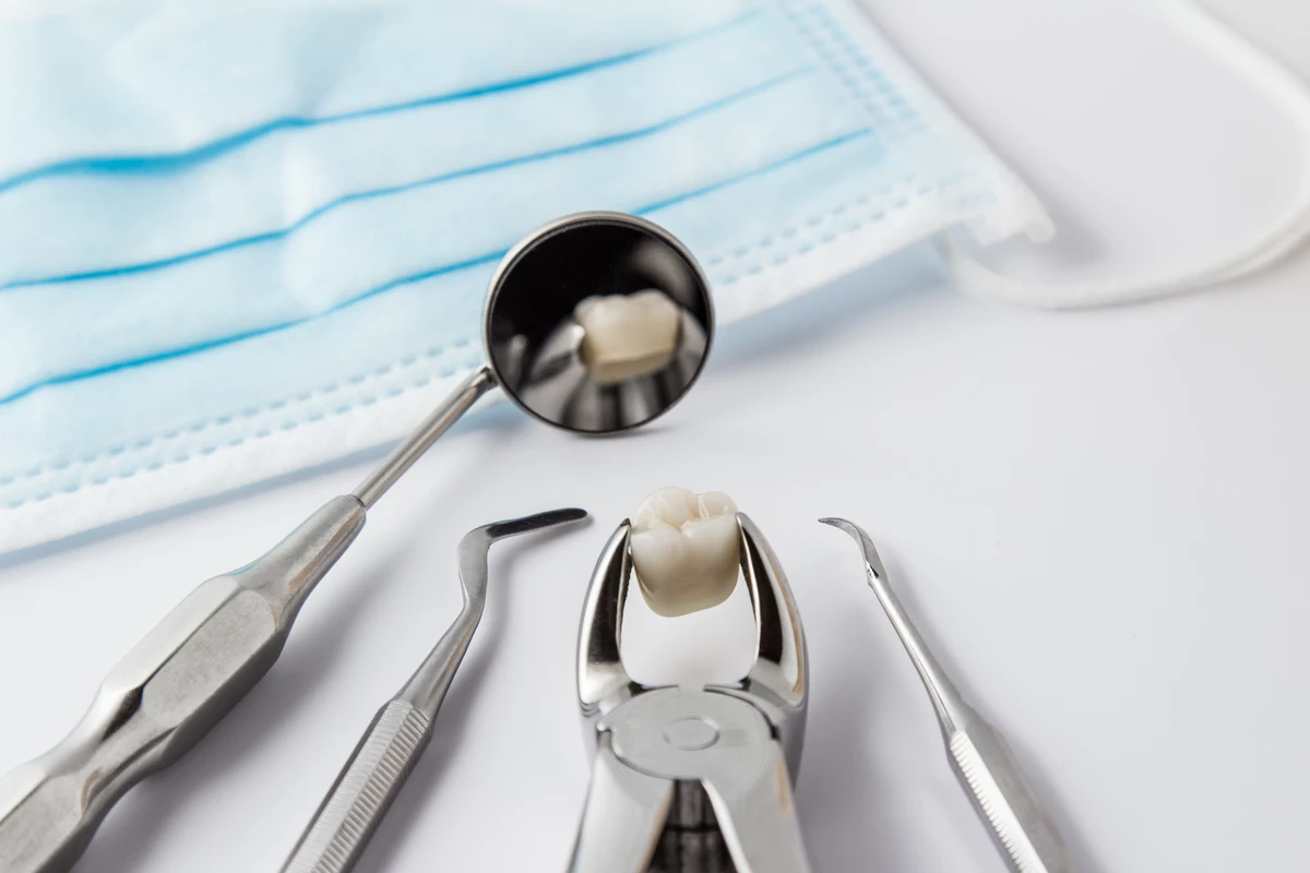Tooth extraction. Хирургическая стоматология. Хирургическая стоматология зубов. Инструменты стоматолога. Хирургические инструменты стоматолога.