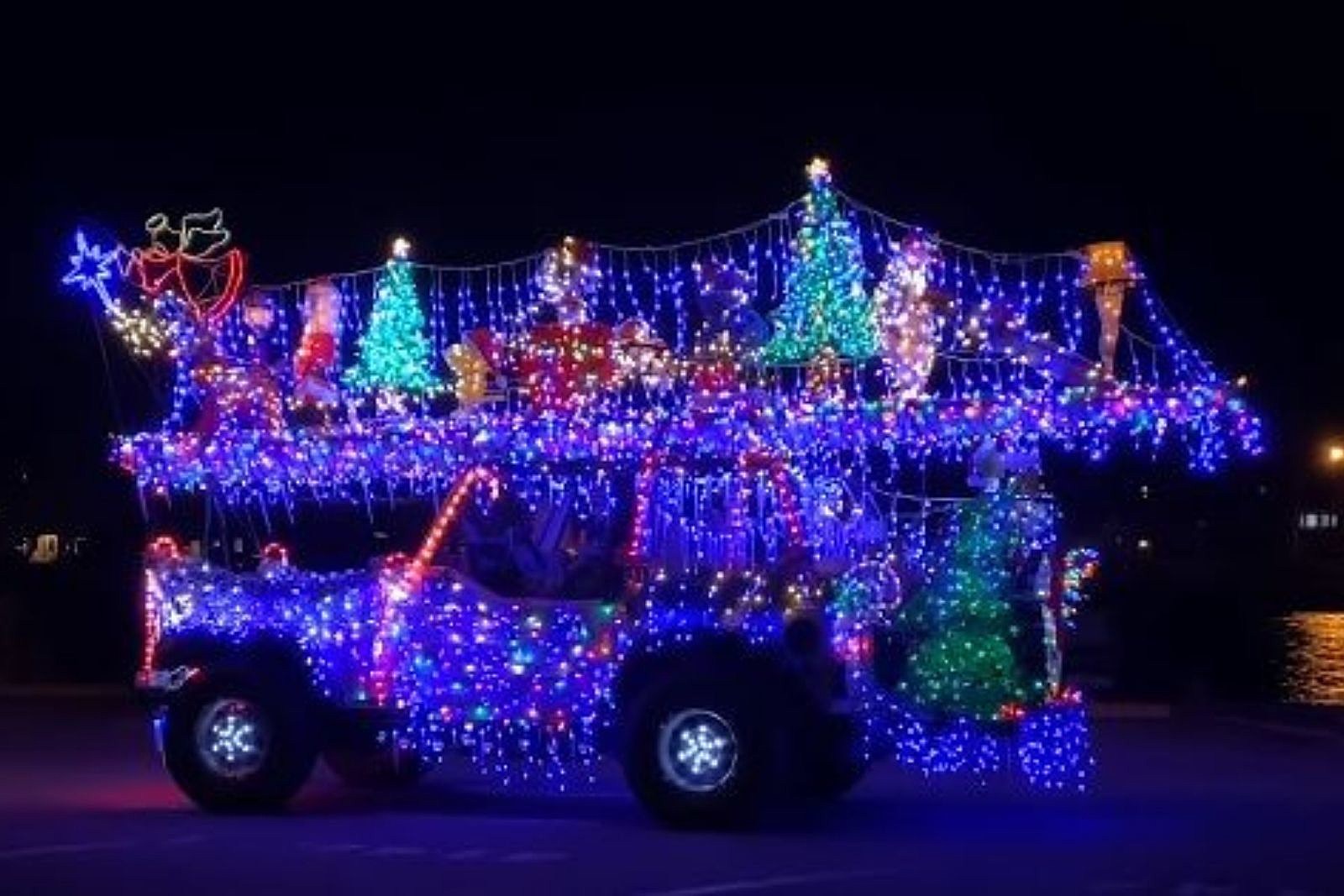New Jersey Jeep Takes Epic Christmas Lights Display for a Ride