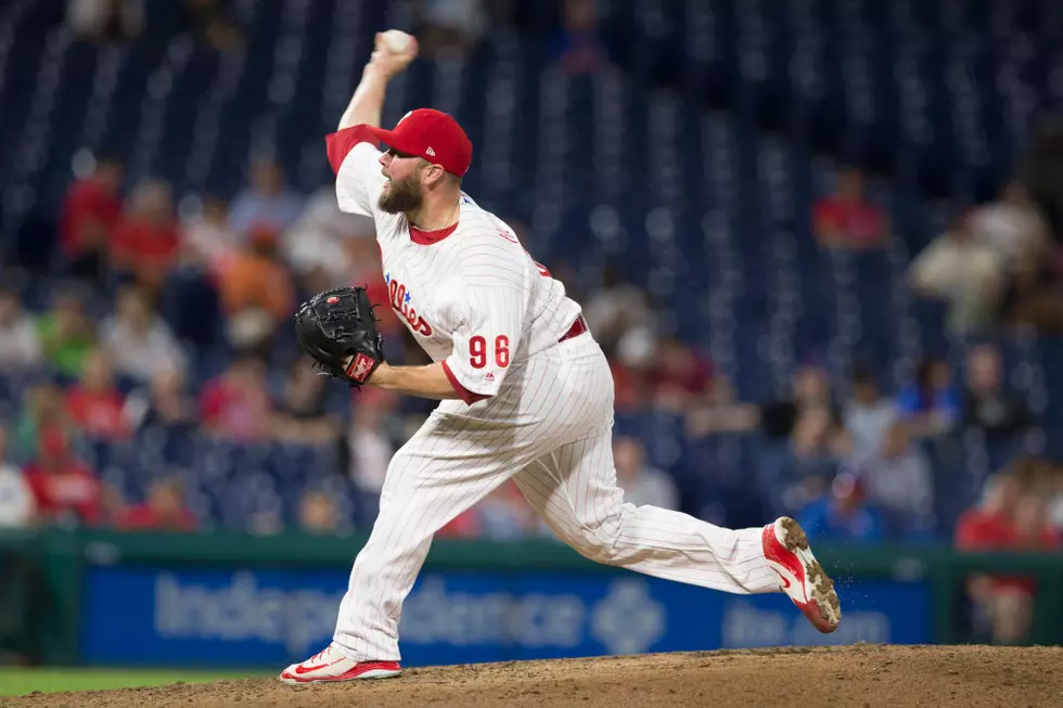 Tommy Hunter Returns to Phillies on Majors Deal
