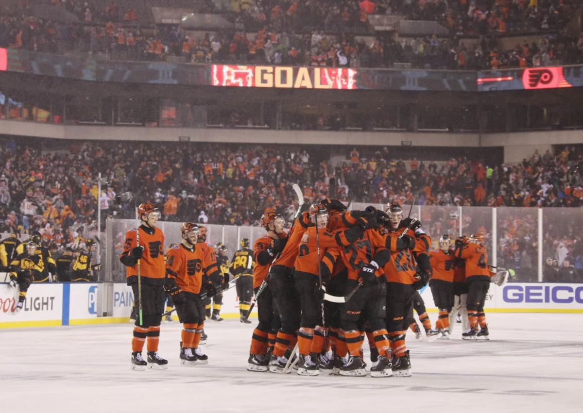 Wayne Simmonds shows off Philadelphia Flyers' Stadium Series