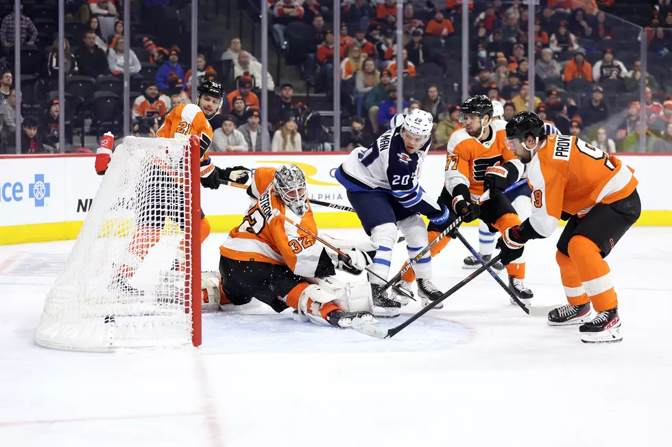 Flyers Fight Back, But Fall to Jets