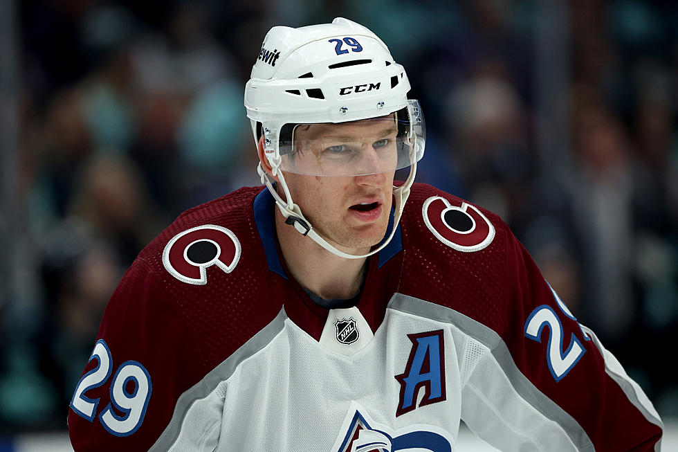 MacKinnon, Avalanche End Flyers Win Streak