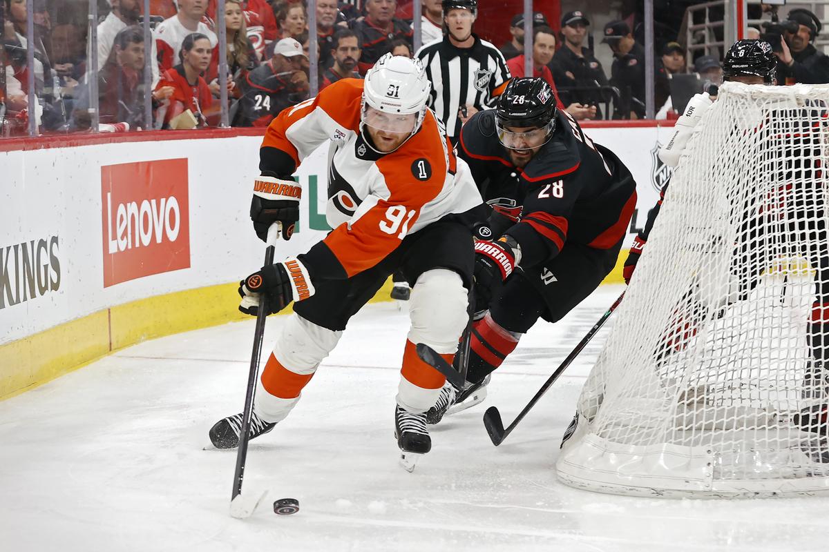 Flyers Re-Sign Carl Grundstrom to 1-Year Deal