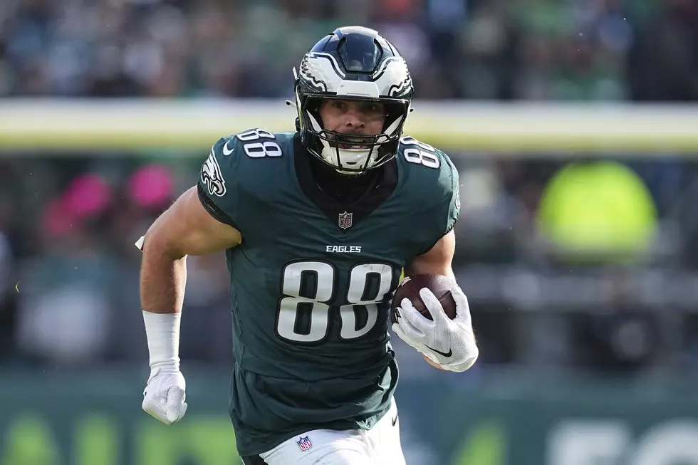 Eagles Lose Star Tight End Dallas Goedert to Multi-Week Knee Injury