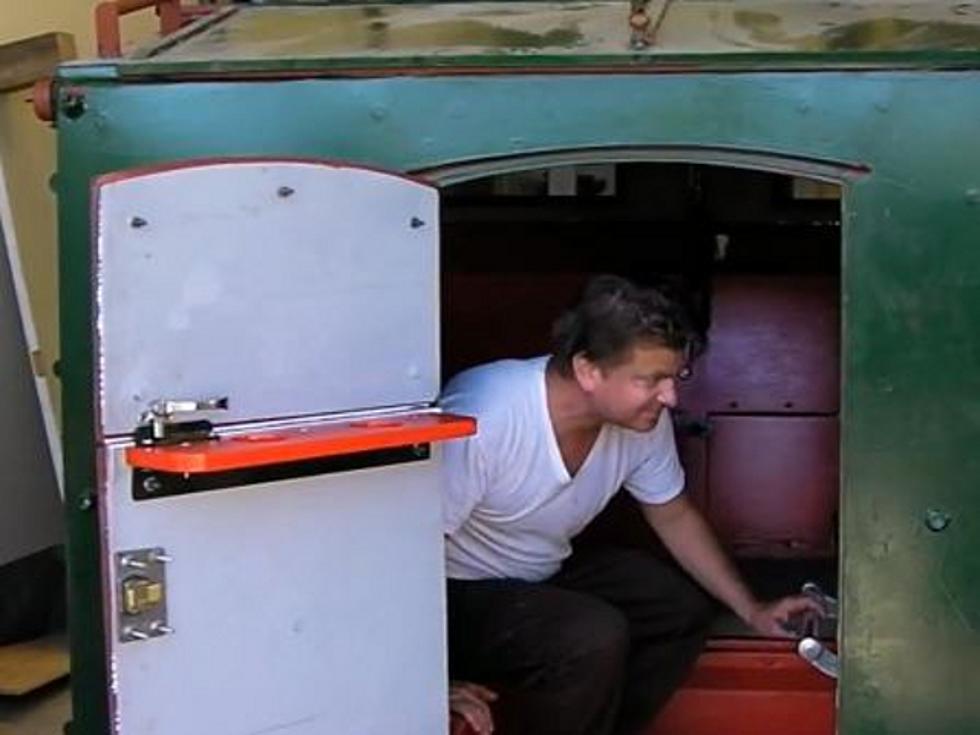 Man Makes ‘Luxury’ Home in Dumpster [VIDEO]