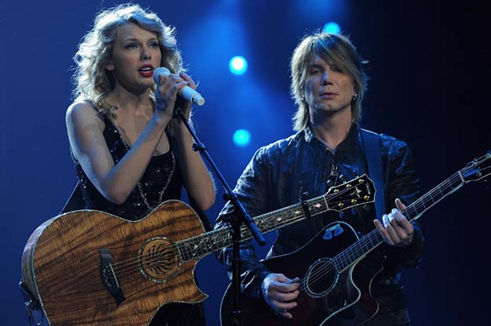Taylor Swift Performs ‘Iris’ With the Goo Goo Dolls’ Johnny Rzeznik