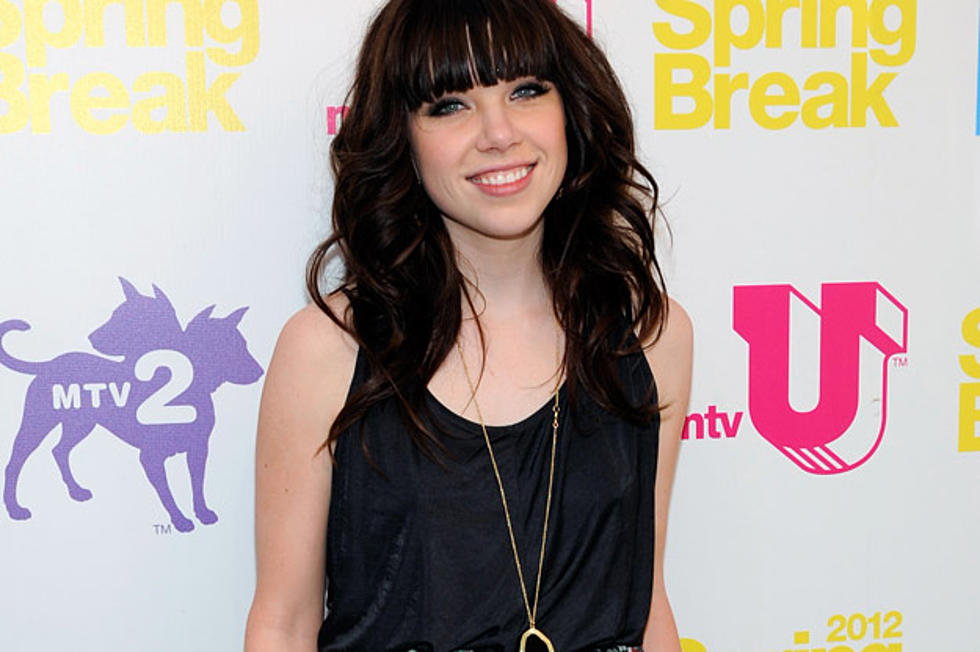 Carly Rae Jepsen ‘Obsessed’ With ‘The Hunger Games,’ Performs ‘Call Me Maybe’ Acoustically