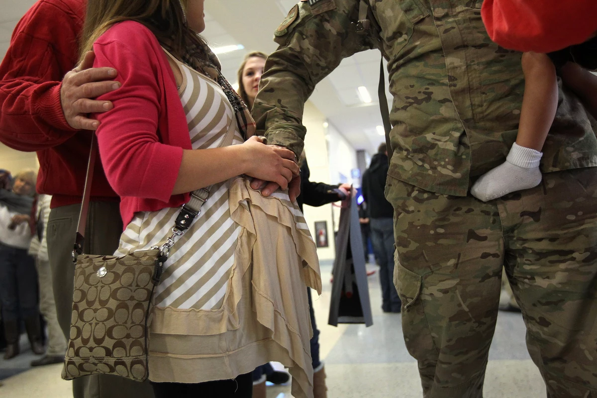Жены военных в военное время. Жена военного. Встреча солдата. Жена солдата. Военный с женой и ребенком.