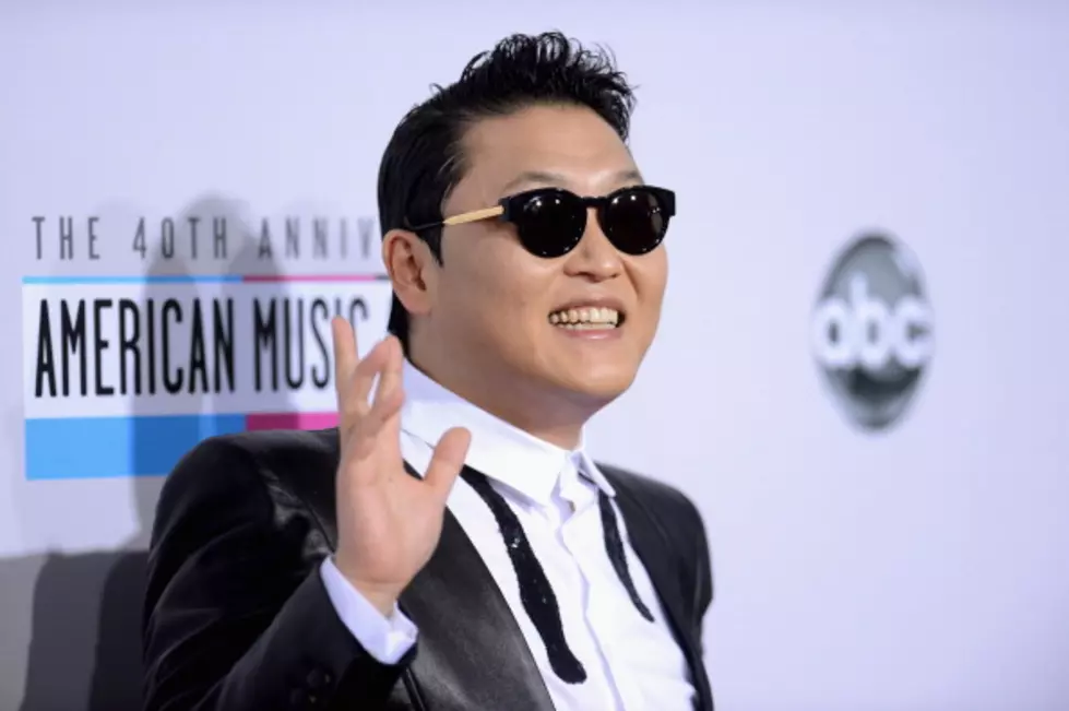 MC Hammer Joins PSY on American Music Awards Finale [VIDEO]