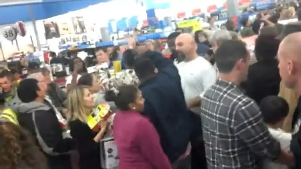 Black Friday 2012 Riots – Fight Thanksgiving Night at Wal-Mart [VIDEO]