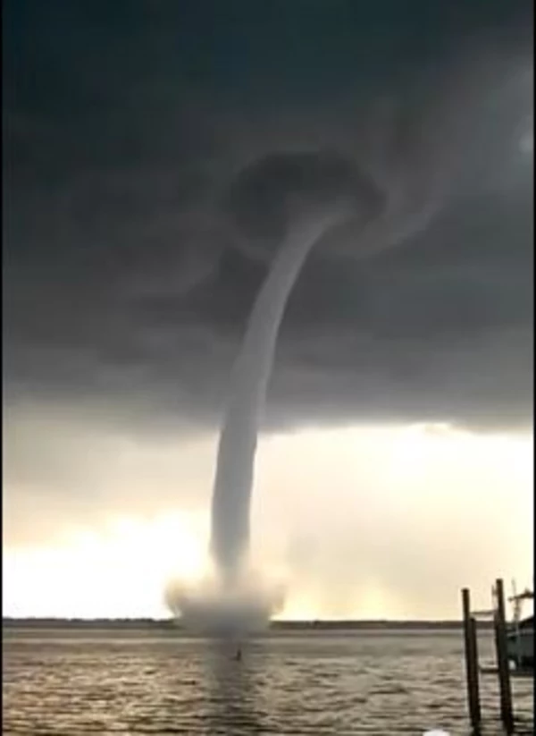 See a Spectacular Waterspout Swirl Over The Waters of Tampa Bay [VIDEO]
