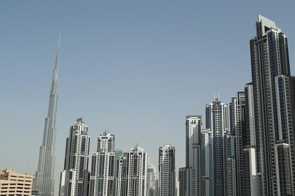 Watch Two BASE Jumpers Set A World Record Jumping Off The World&#8217;s Tallest Building [VIDEO]