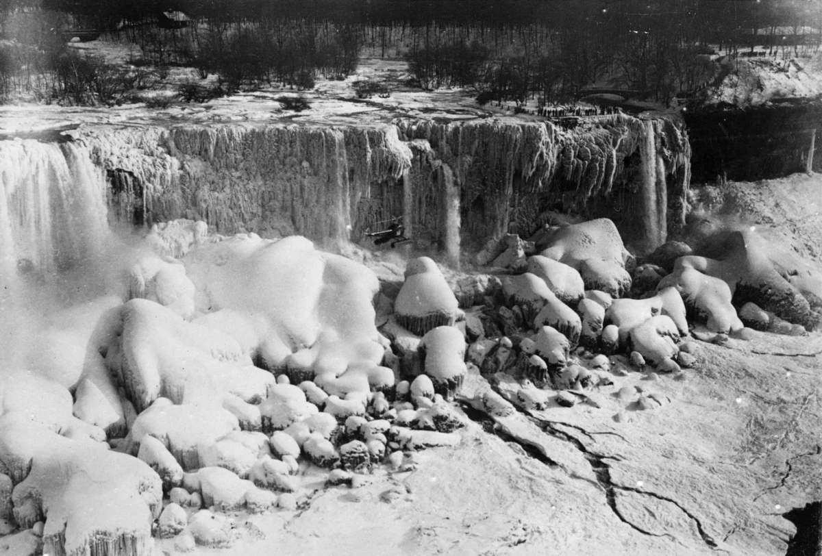 Леденящий почему е. Ниагарский водопад замерз 1911. Ниагарский водопад замерз 1848. Зима 1932 Ниагарский водопад. Замерзший Ниагарский водопад 1912.