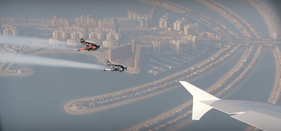 Watch Two Men Fly Jet Packs Over Dubai [VIDEO]