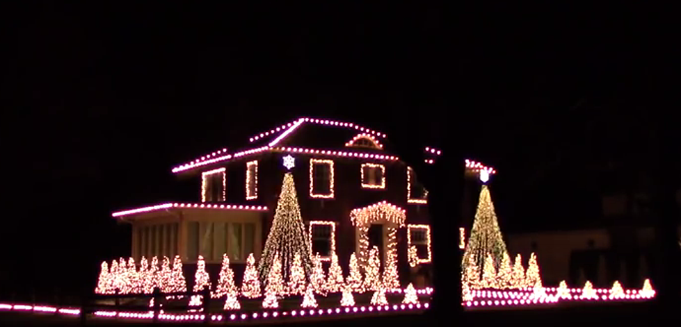 Amazing Christmas Lights Display Set to Frozen’s ‘Let It Go’ [VIDEO]