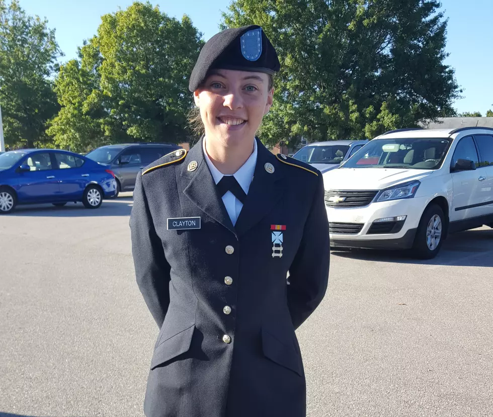 Stranger Shows Woman in Uniform Appreciation with a Lovin’ Moment