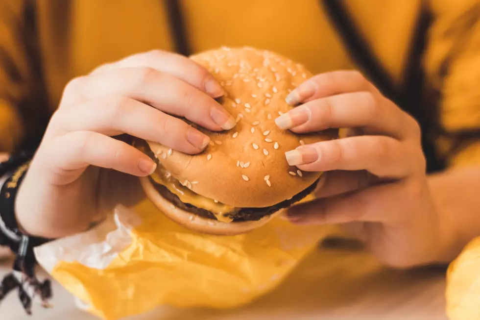 Eating A Burger While Driving- Is it Legal In New York?