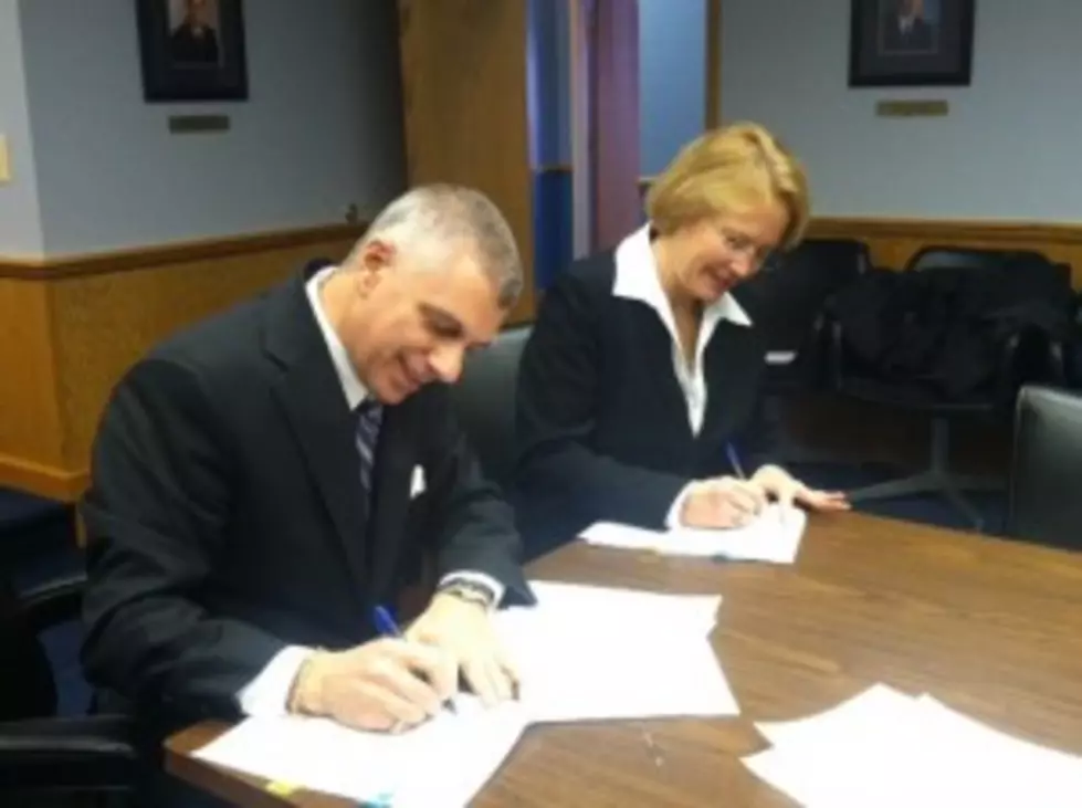 Oneida, Onondaga County Executives Sign Medical Examiner Contract
