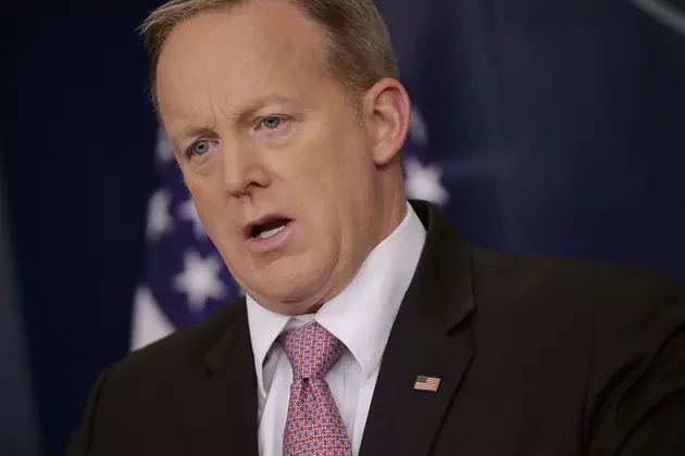 Woman Questions Spicer At DC Apple Store, Tweets Video