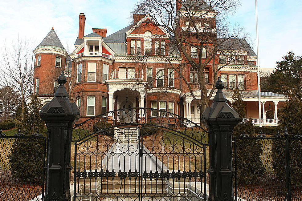 Movers Are Seen At Mansion As Cuomo Prepares To Leave Office