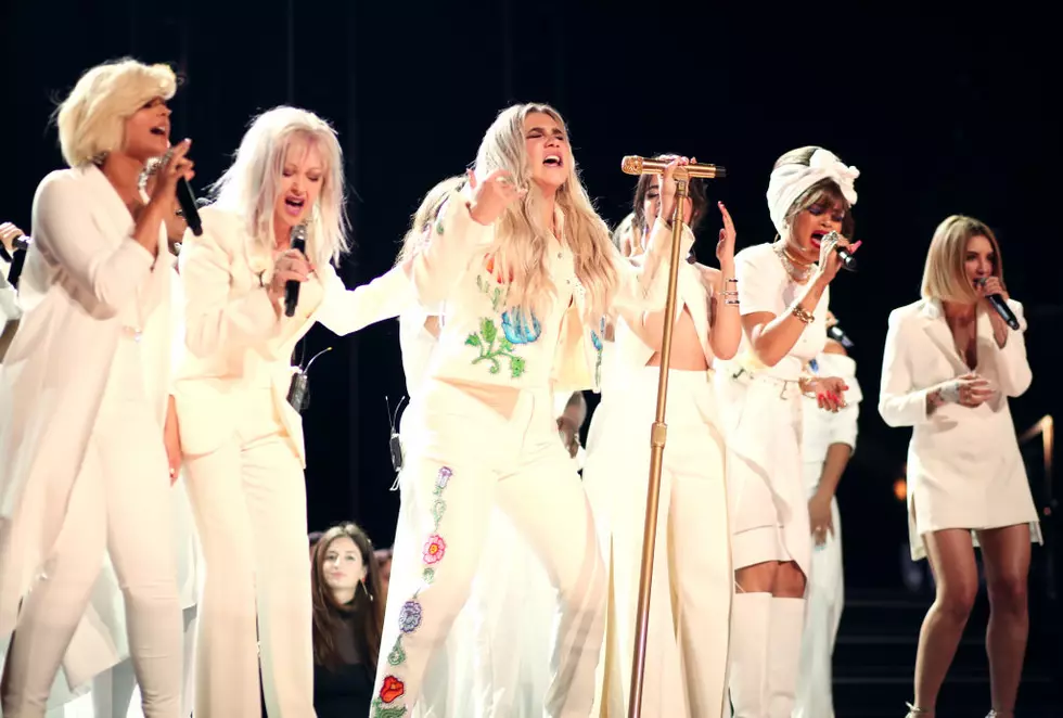 White Roses, Kesha Offer Rallying Cry For Women At Grammys