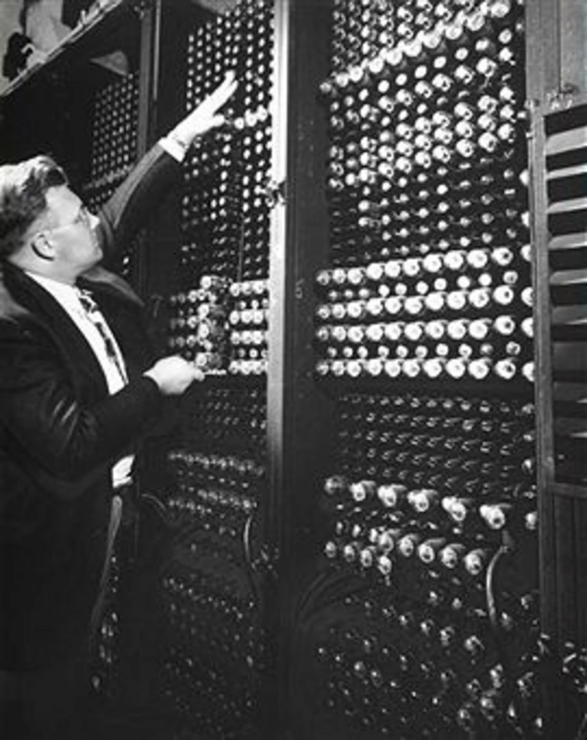 Вычислительная машина появилась. Вычислительная машина ЭНИАК. ЭНИАК 1946. Первый компьютер в мире ЭНИАК. Компьютер ЭНИАК 1.