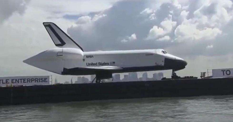 Space Shuttle Sails On The Hudson On Way To New Home