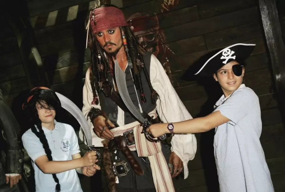 Johnny Depp As &#8216;Captain Jack Sparrow&#8217; Visits Sick Children In Hospital