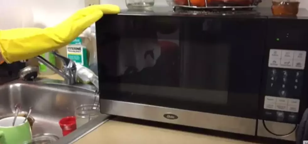 Here’s An Easy Way To Clean Your Microwave [VIDEO]