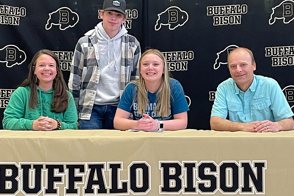 Wiley Waller of Buffalo Signs for Track and Field at Bismarck St