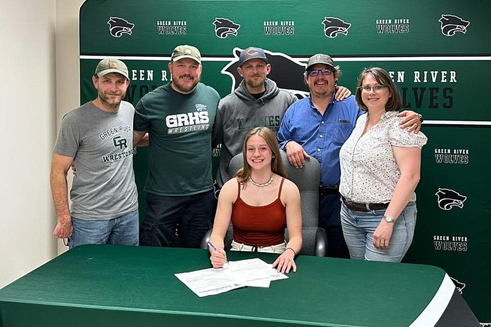 Zella Maez of Green River Inks NLI for Wrestling at Dickinson St.