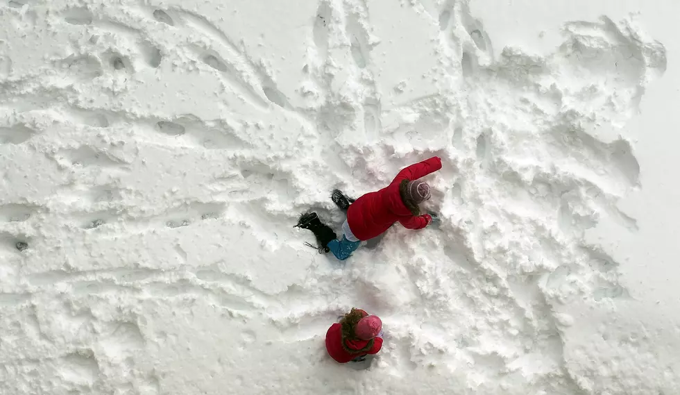 Free Beer &#038; Hot Wings: Kids Slip On Ice; Dad Can&#8217;t Stop Laughing [Video]