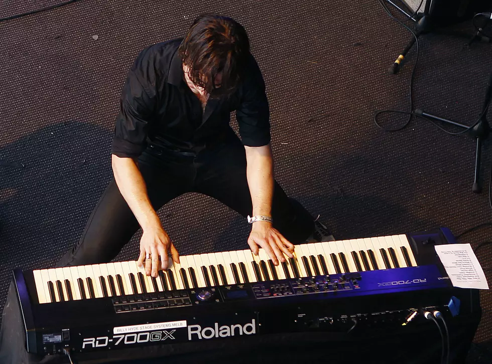 Free Beer &#038; Hot Wings: Professional Keyboardist Rocks Out Public Piano [Video]