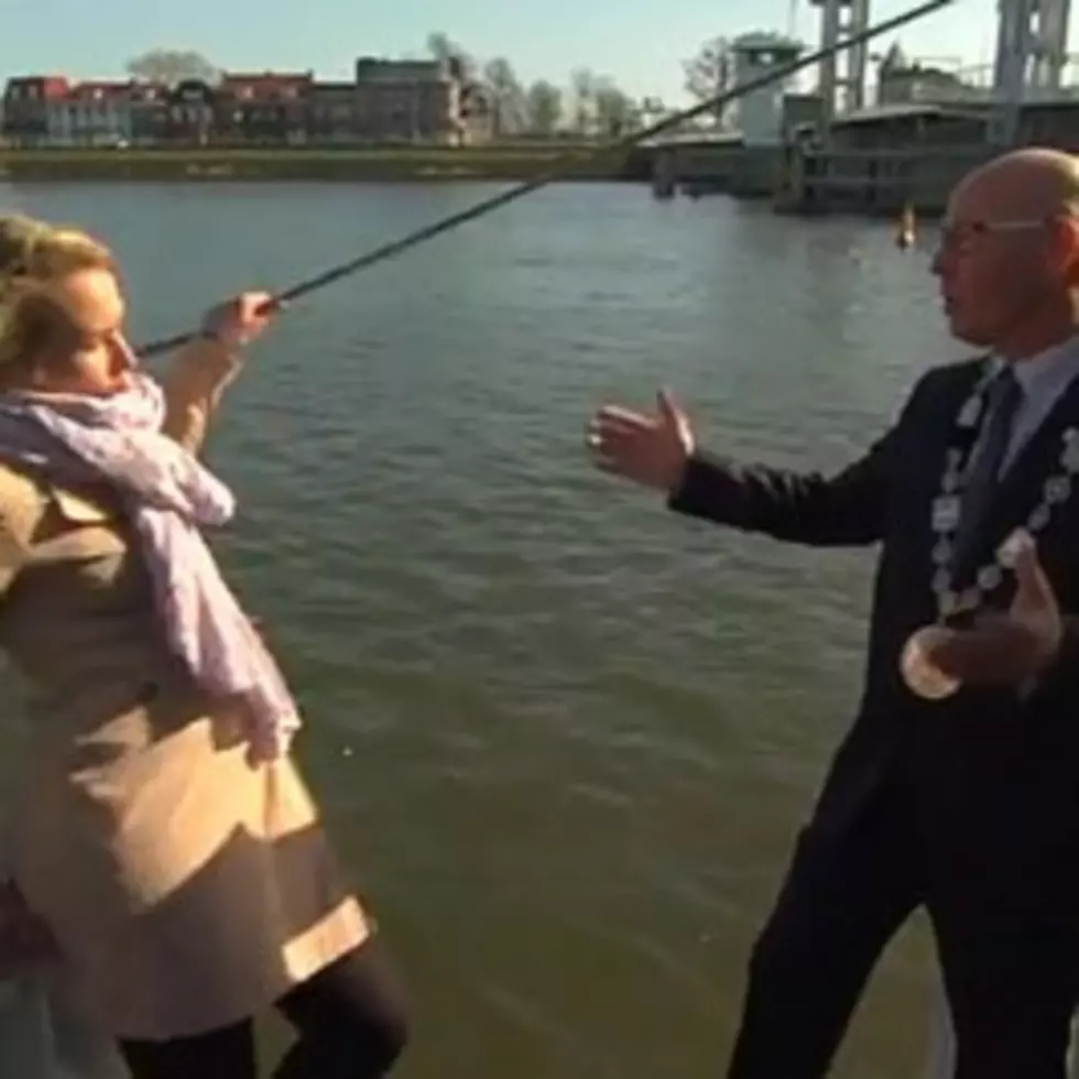 Free Beer & Hot Wings: Dutch Reporter Falls Off Boat During Interview; Real or Fake? [Video]