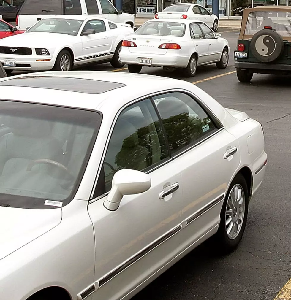 Free Beer & Hot Wings: Parking Lot Scammer Called Out [Video]