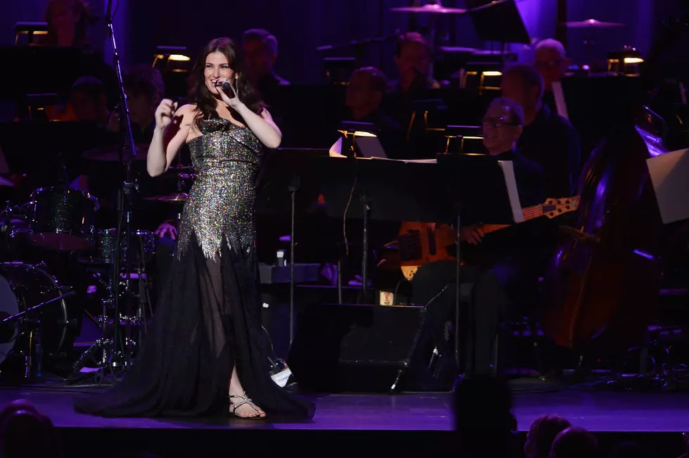 Idina Menzel’s Wardrobe Malfunctions at New York’s Radio City Music Hall [Video]